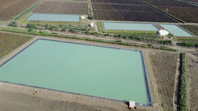 Vue aérienne de plusieurs bassins d’irrigation remplis d’eau